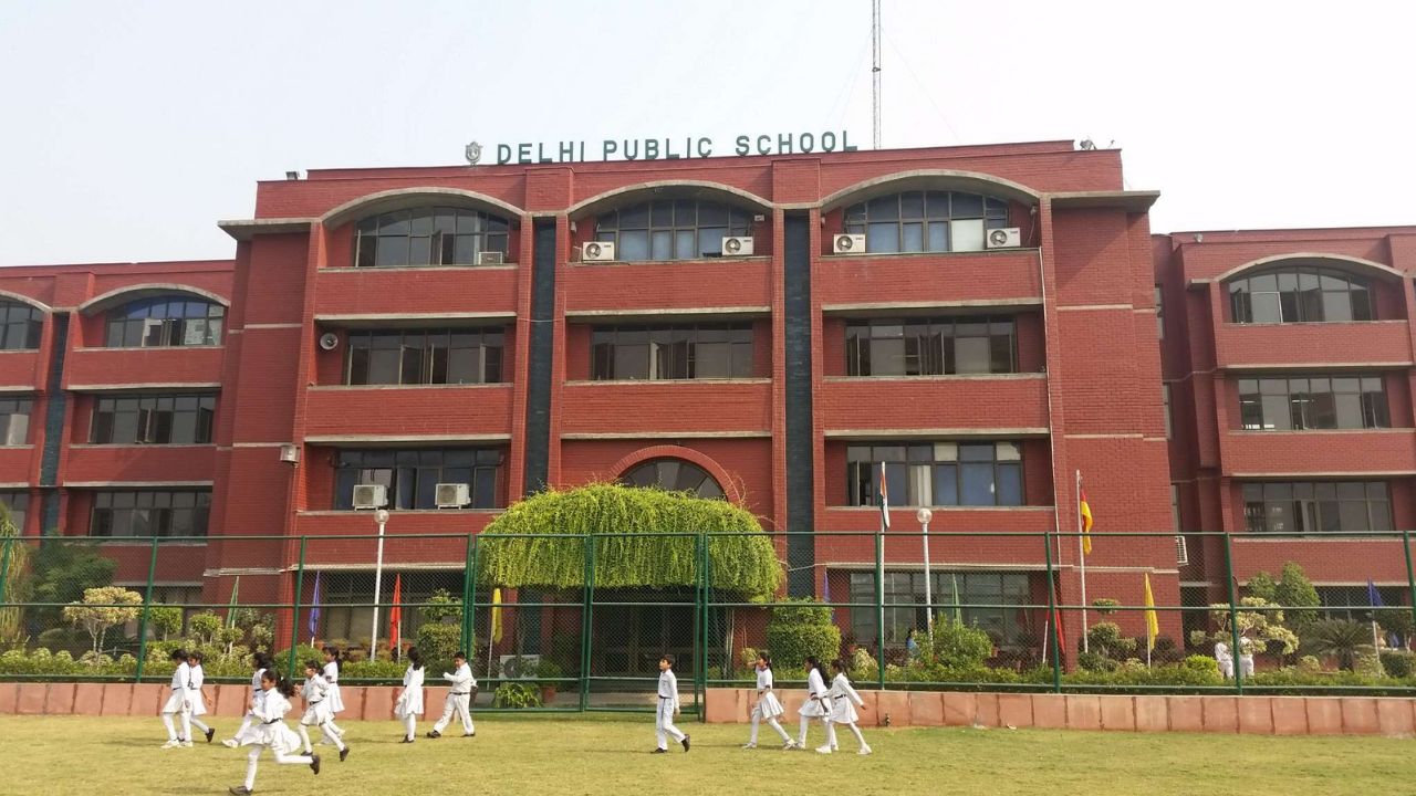 Delhi School Bomb Threat: दिल्ली के कई स्कूलों को बम धमकी, पुलिस अलर्ट