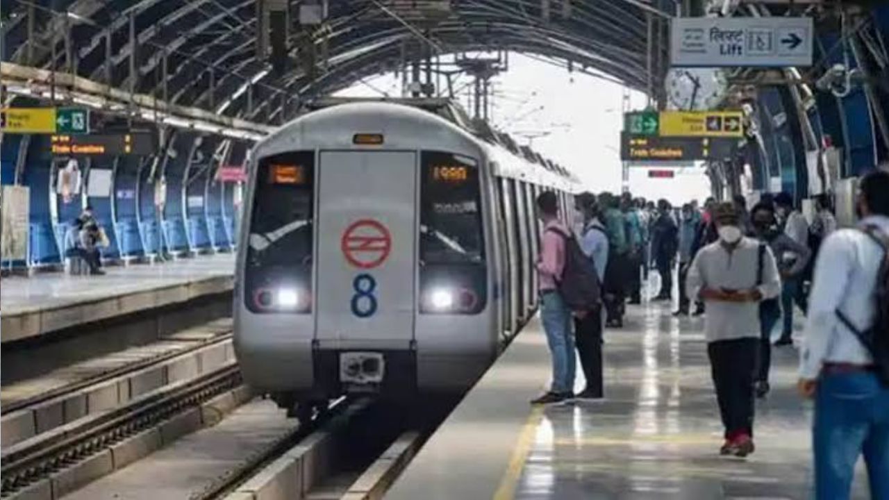 दिल्ली मेट्रो में किसने चिपकाए सरकार विरोधी पोस्टर?, FIR दर्ज; स्पेशल सेल भी जांच में जुटी