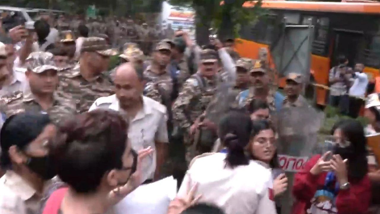 Video: दिल्ली में कॉकरोचों का दंगल; कई प्रदर्शनकारियों को पुलिस ने लिया हिरासत में; ड्रोन और सीसीटीवी से निगरानी