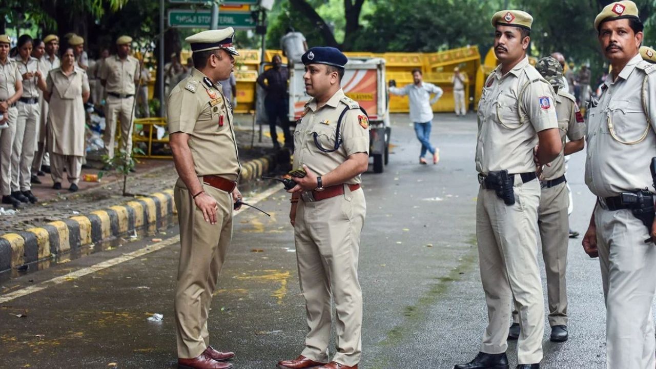 जंतर-मंतर जाने वाले रास्ते सील: मनोज झा और प्रशांत भूषण के प्रदर्शन को दिल्ली पुलिस ने रोका, चप्पे-चप्पे पर नजर