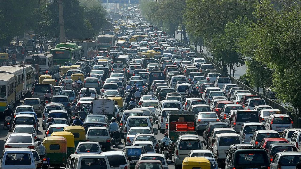 Delhi Traffic Alert: 20 अक्टूबर तक इन सड़कों पर जाने से बचें! शाम 7 से 11 बजे तक इन इलाकों में जाम