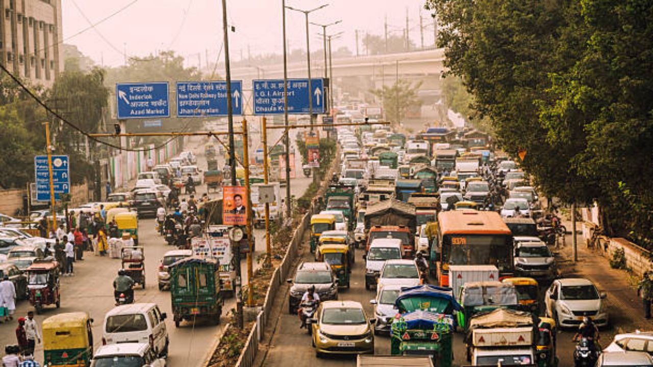 नोएडा-गाजियाबाद वालों की बढ़ेगी मुश्किल? कल से दिल्ली में इन गाड़ियों पर लगेगी रोक
