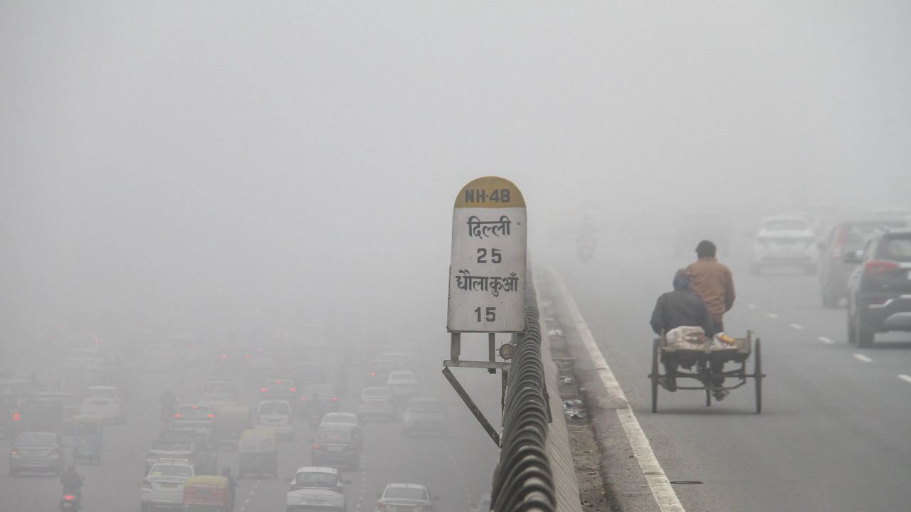 Delhi Weather Update: दिल्ली में मौसम लेने वाला है यू-टर्न! ओलावृष्टि का अलर्ट, AQI बढ़ने से बढ़ेगी परेशानी?