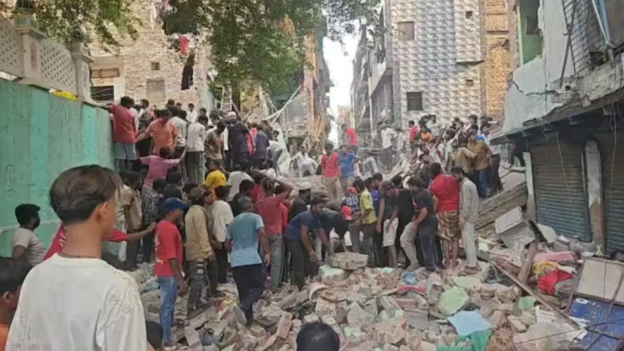 दिल्ली के सीमापुरी में बड़ा हादसा, 3 मंजिला मकान गिरने से 2 लोग घायल; रेस्क्यू जारी