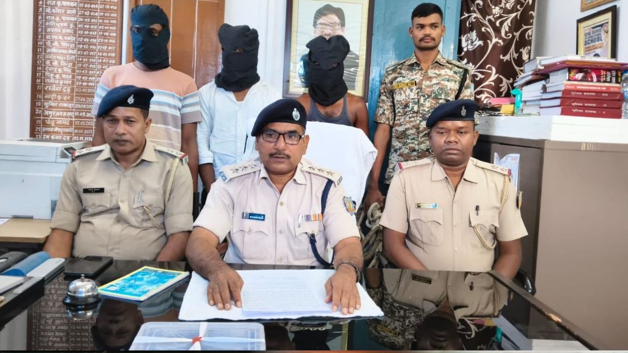 Deoghar: दुर्गा पूजा के बीच पिस्टल दिखाकर लूट की कोशिश, ग्रामीण से भिड़ा आरोपी; ऐसे पकड़े गए तीनों युवक