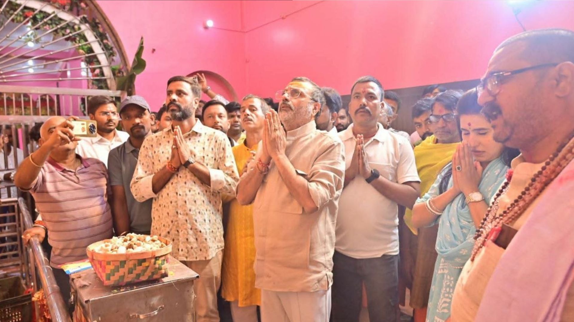 देवघर में दुर्गा पूजा पंडालों में पहुंचे निशिकांत दुबे, अपर बिलासी के पंडाल को बताया अद्वितीय!
