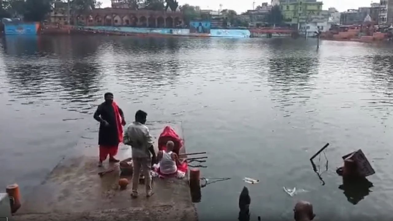 देवघर में सप्तमी पर निभाई गई सदियों पुरानी परंपरा, शिवगंगा तट पर मां दुर्गा का महास्नान
