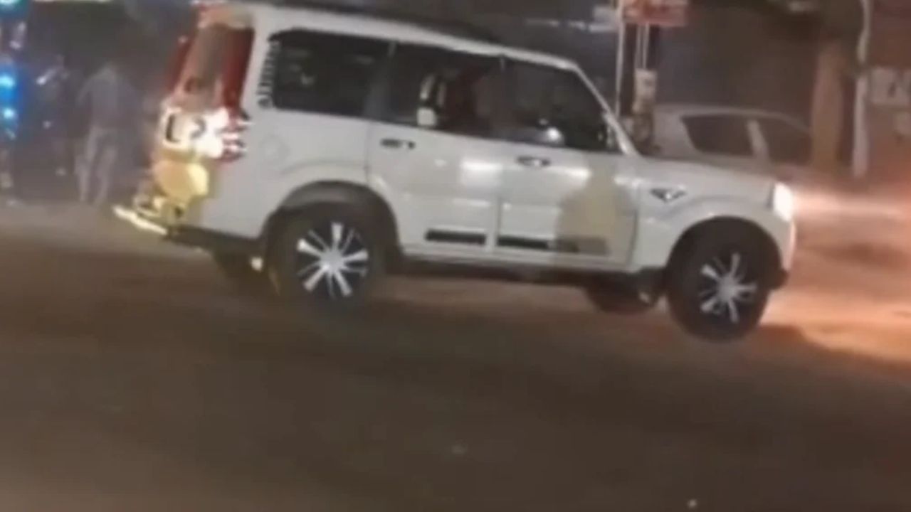 देवरिया में बेकाबू स्कॉर्पियो ने मचाया कहर!  नशे में लोगों को कुचलने की कोशिश का आरोप, एक गंभीर घायल
