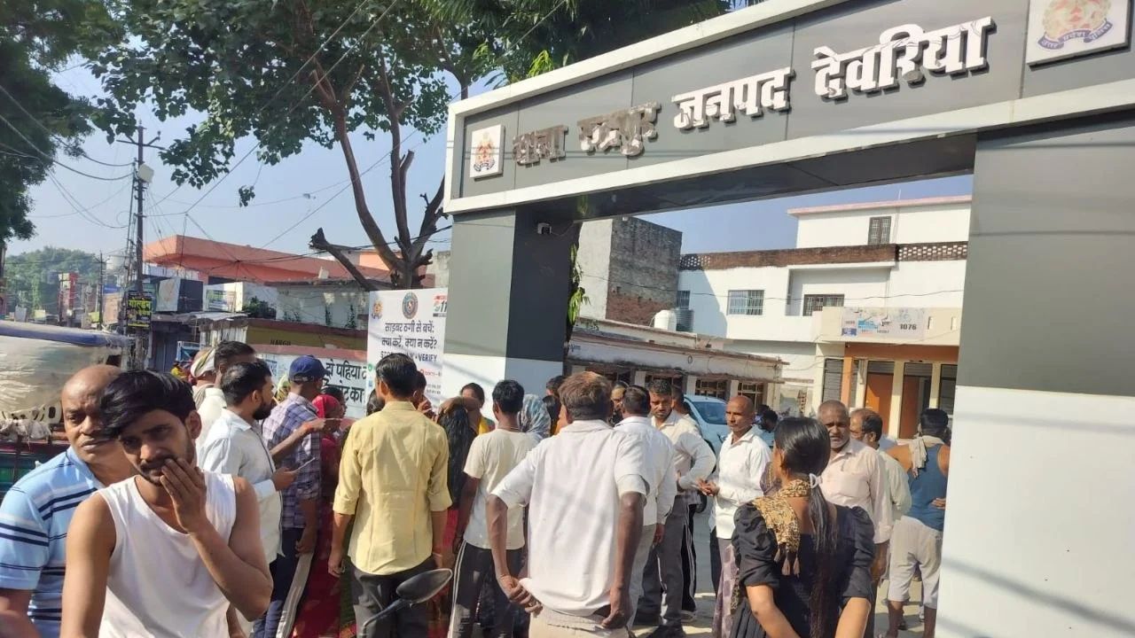 दहेज के लिए ली जान? देवरिया में सरकारी आवास के अंदर मिला गर्भवती महिला का खून से लथपथ शव, ससुराल पक्ष पर गंभीर आरोप