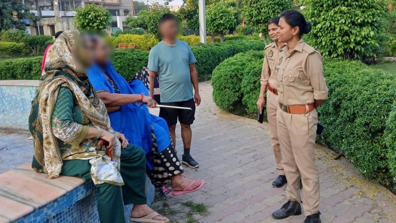 देवरिया में सुबह-सुबह लोगों के बीच पहुंची पुलिस, बुजुर्गों से पूछा हाल तो बेटियों को बताई सुरक्षा की राह