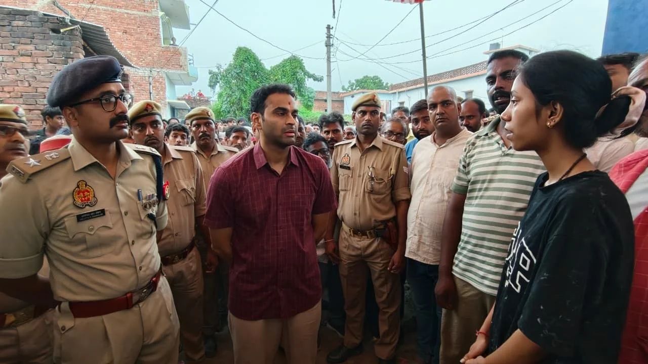 सूबेदार का शव घर पहुंचने से पहले ही एंबुलेंस हादसा, भाई-पुत्र समेत चार की मौत; परिजनों से मिले DM-SP