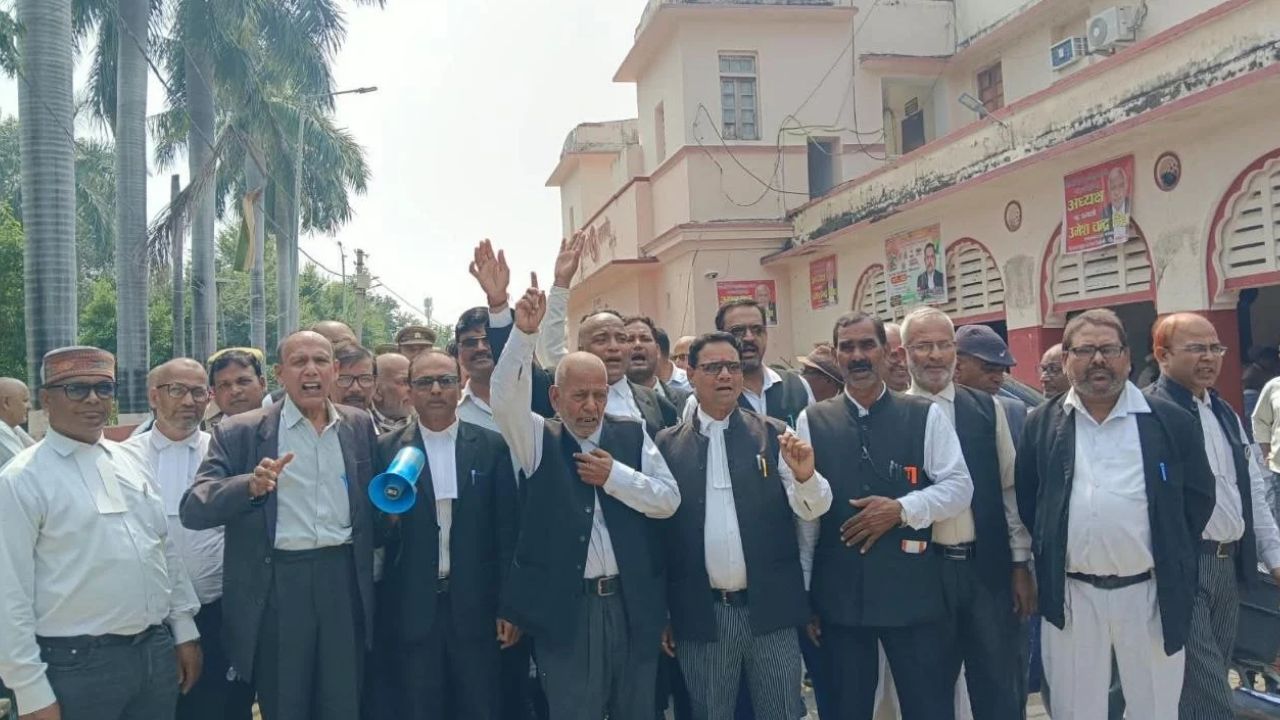 देवरिया में क्यों भड़के अधिवक्ता? DM-SDM के खिलाफ कलेक्ट्रेट में प्रदर्शन, उठाए कई बड़े सवाल