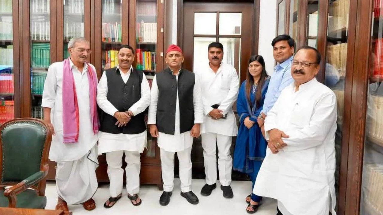 BJP छोड़ने के बाद अखिलेश यादव से मिले धर्मेंद्र कश्यप, बेटी कीर्ति संग पहुंचे