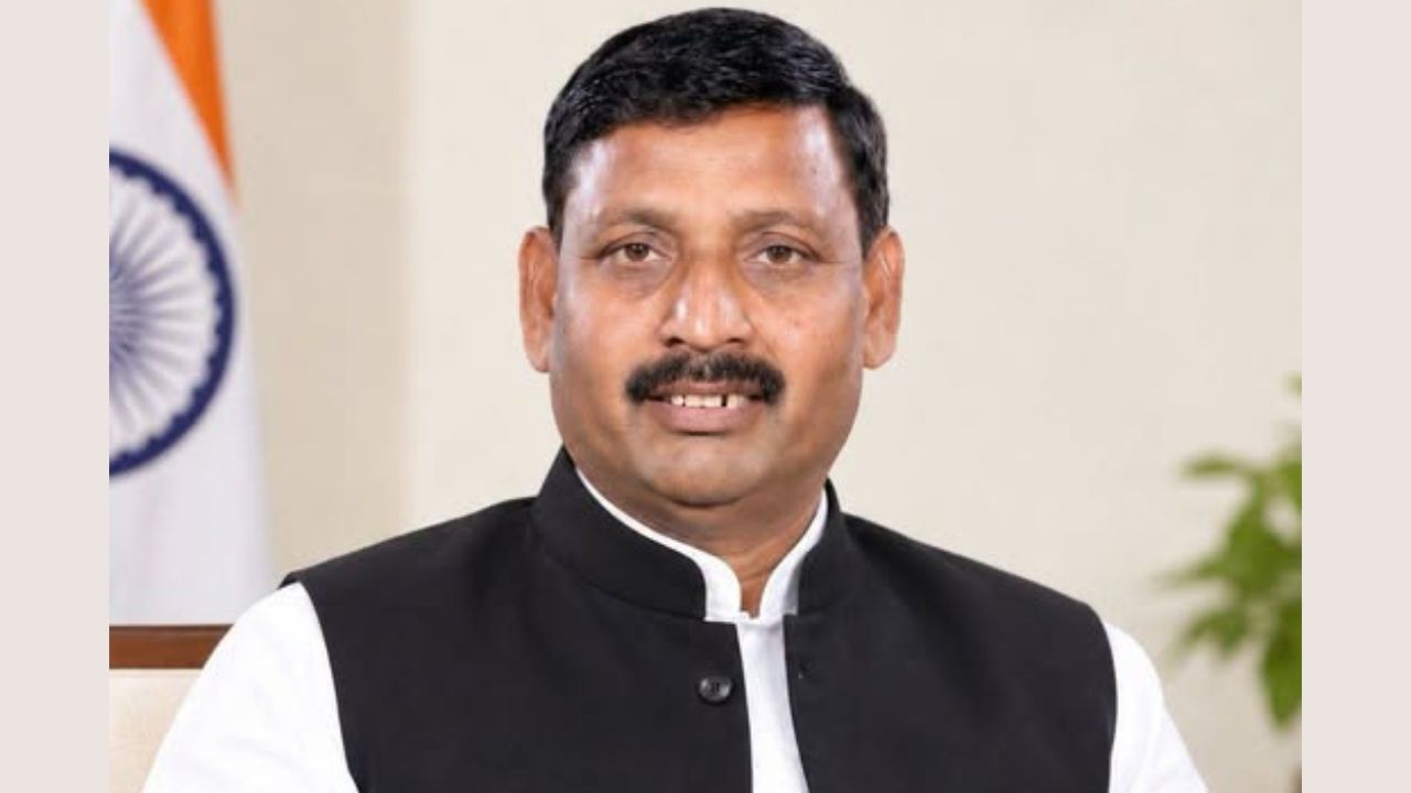 आंवला में भाजपा को बड़ा झटका, ‘टाटा बाय-बाय’ पोस्ट के बाद पूर्व सांसद धर्मेंद्र कश्यप ने छोड़ी बीजेपी