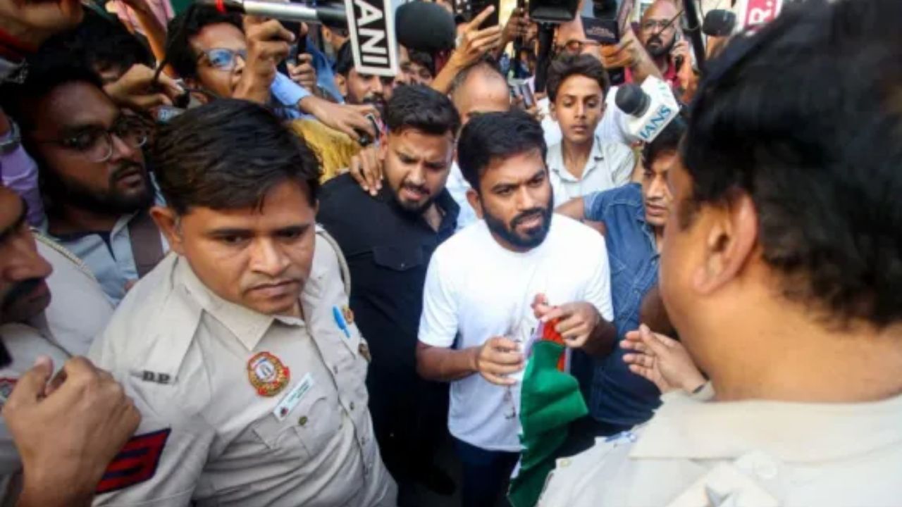 दिल्ली पुलिस ने अभिजीत दिपके को किया गिरफ्तार, इस धारा में हुआ केस दर्ज; तिहाड़ पर निगाहें
