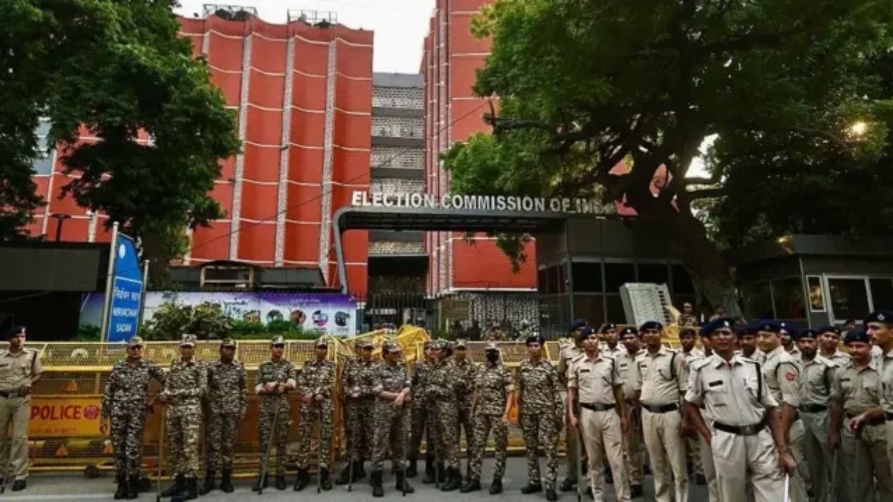 दिल्ली में हाई अलर्ट: चुनाव आयोग दफ्तर के बाहर 2-लेयर सुरक्षा तैनात, धारा 163 लागू