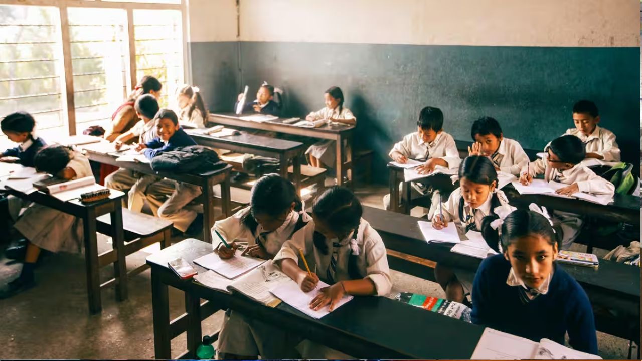 UP Holiday News: 18, 19 और 20 अक्टूबर को छुट्टियां! जानें स्कूल-कॉलेज खुलेंगे या रहेंगे बंद