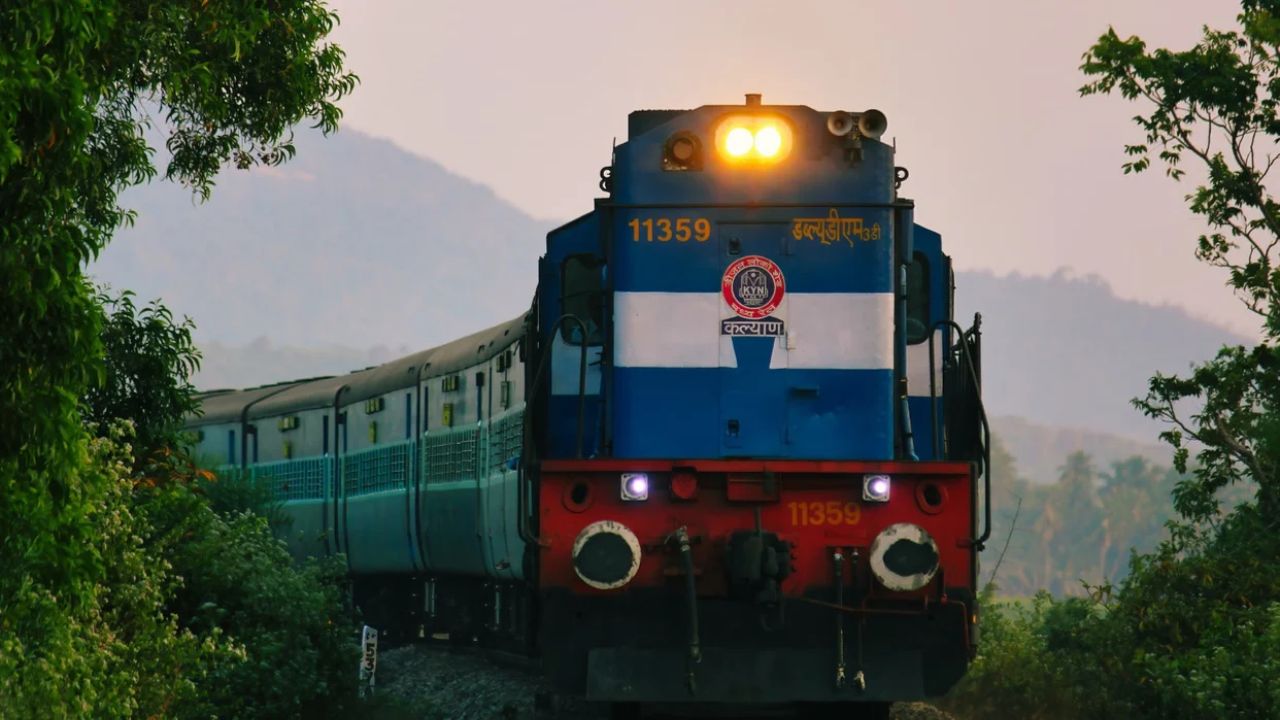 इटावा में दिल दहला देने वाला हादसा: पॉलीटेक्निक छात्र-छात्रा ने मालगाड़ी के आगे लगाई छलांग, छात्र की मौत