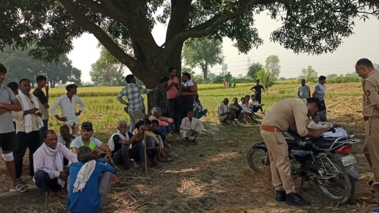 आम के पेड़ से लटका मिला 20 साल का युवक, इटावा के समथर-ताखा में मचा बवाल, पुलिस तलाश रही मौत का सुराग
