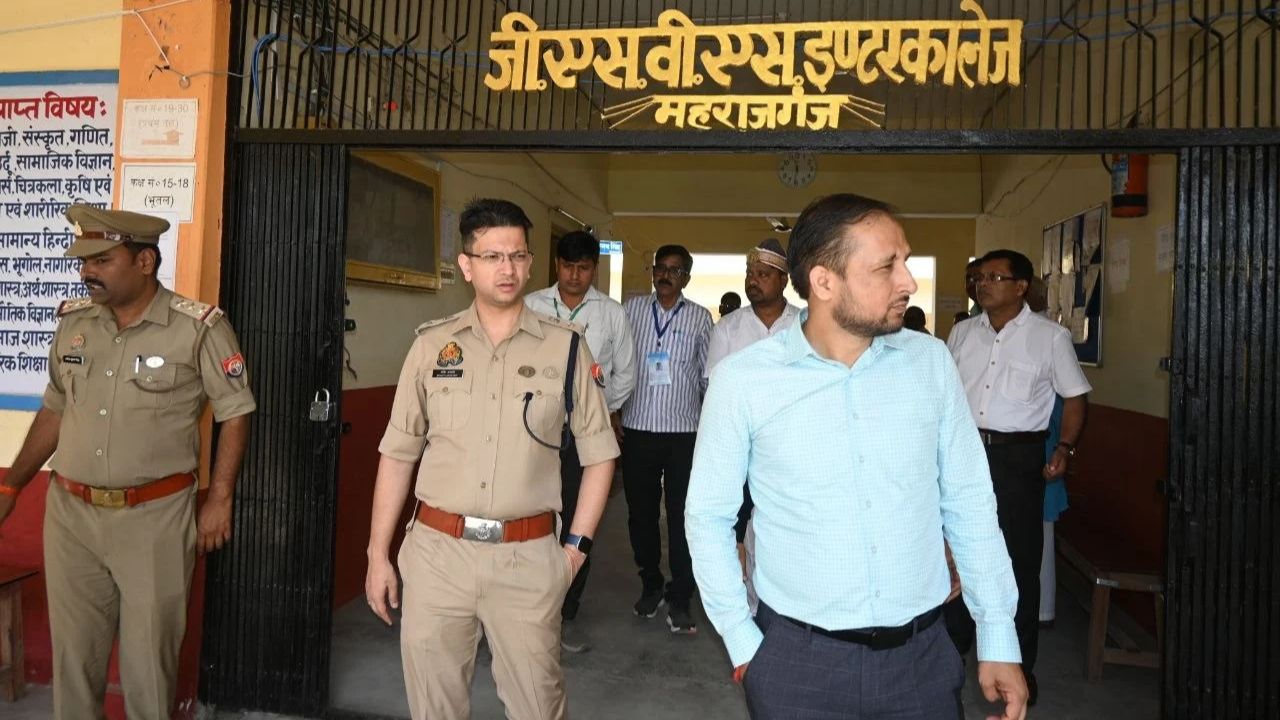 परीक्षा केंद्रों पर अचानक पहुंचे डीएम और एसपी, मची खलबली! महराजगंज में PET परीक्षा को लेकर खाकी और प्रशासन पूरी तरह रहा मुस्तैद