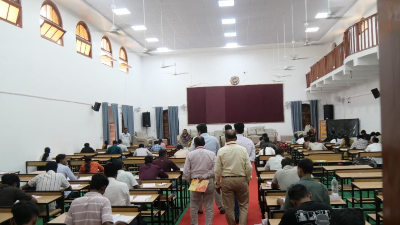 Jhansi PET 2026: परीक्षा केंद्र पहुंचे DM और SSP, सुरक्षा व्यवस्था का लिया जायजा