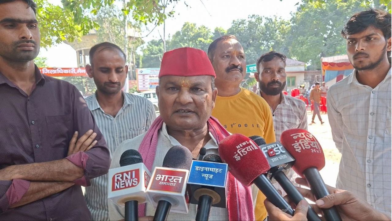 सपा का बड़ा आरोप- छीन लिए जाते हैं जीत के सर्टिफिकेट! मैनपुरी में निष्पक्ष मतदान की मांग पर सियासी घमासान