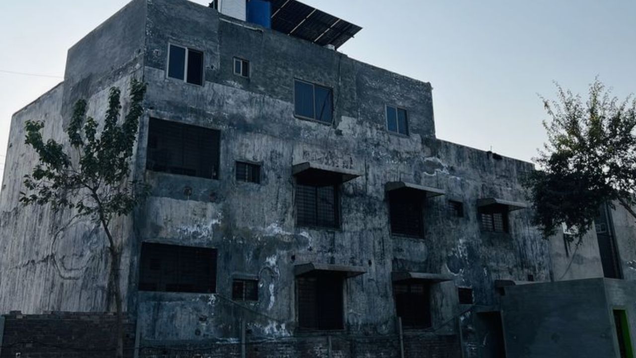 12 साल से बंद फरीदाबाद के खंडहर बने हैवानियत के अड्डे, वीडियो वायरल करने की धमकी देकर ब्लैकमेलिंग करने वाला सिंडिकेट बेनकाब