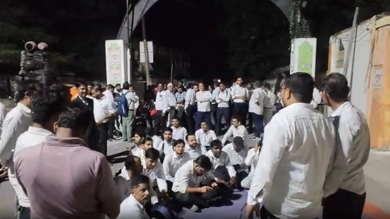 “कार्रवाई नहीं हुई तो मार डालेंगे”, कहते ही बिगड़ी हालत, न्यायालय कर्मचारी की मौत के बाद परिजनों का धरना