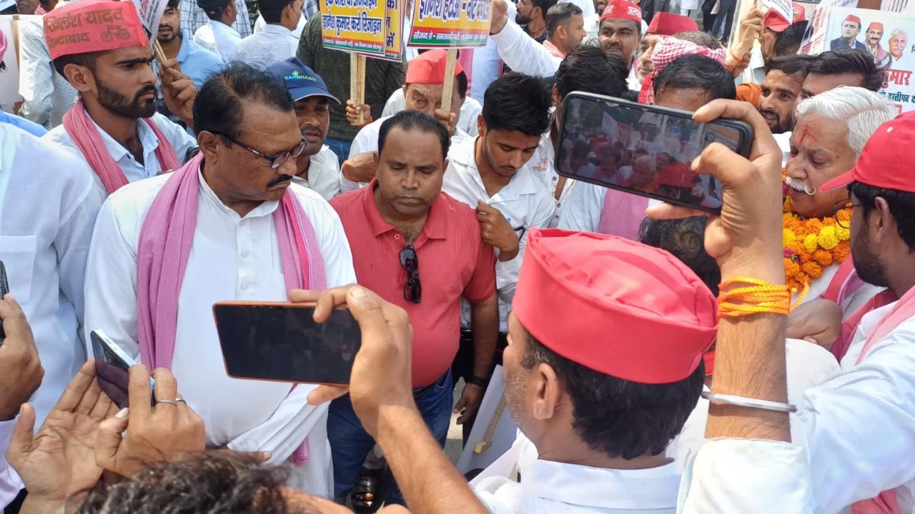 ‘ज्ञानेश कुमार इस्तीफा दो’ और ‘वोट की चोर गद्दी छोड़’ के नारों से गूंजा फर्रुखाबाद, पुतला दहन कर जताया विरोध