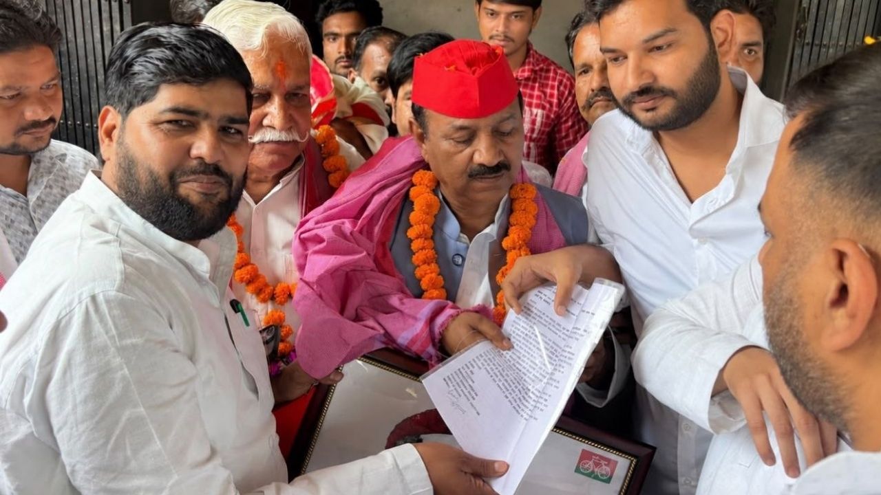 Farrukhabad: भोजपुर विधानसभा सीट से प्रशांत राठौर ने ठोकी दावेदारी, सपा प्रदेश अध्यक्ष को सौंपा आवेदन