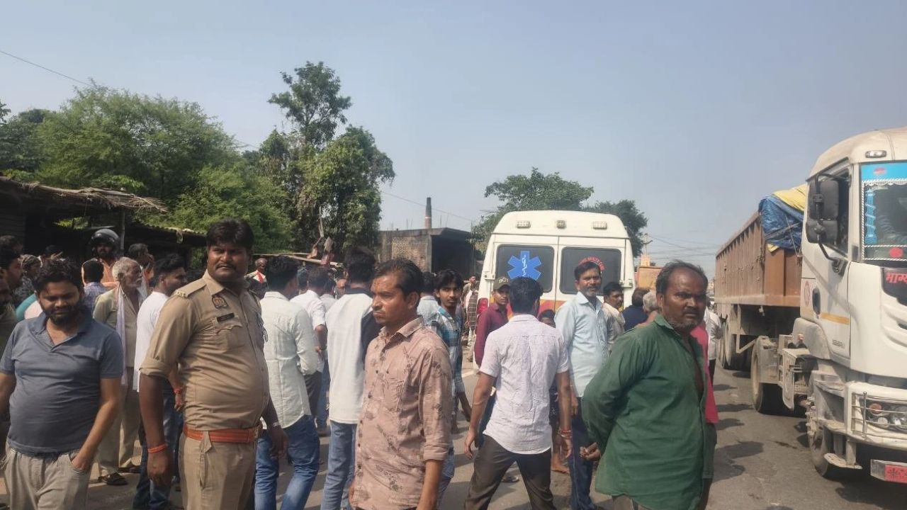 फतेहपुर में दर्दनाक सड़क हादसा, बांदा-सागर मार्ग पर तेज रफ्तार ट्रक ने बाइक को मारी टक्कर, दो युवक घायल