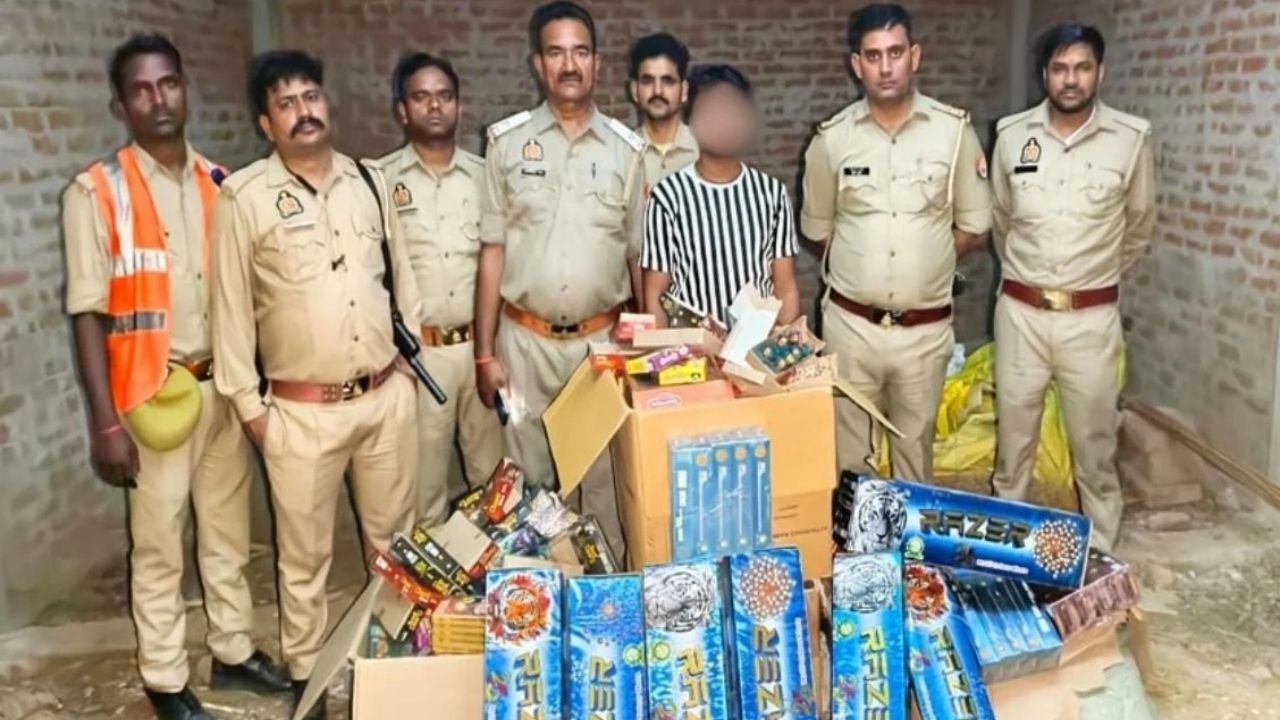 Fatehpur News: दीपावली से पहले पुलिस की बड़ी रेड! निर्माणाधीन मकान से 105 किलो अवैध पटाखे बरामद