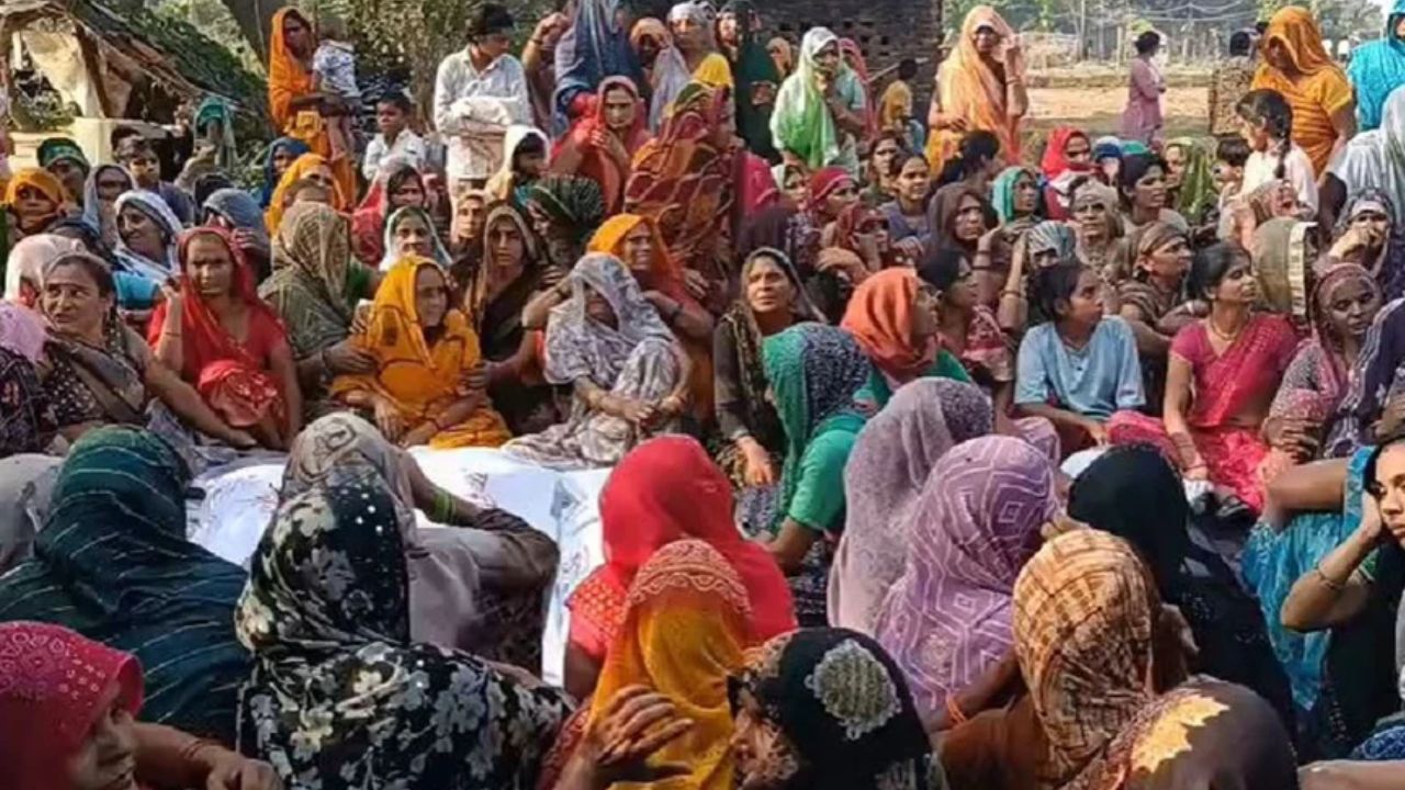 टेसू-झांझी की शादी के बाद मातम: एक साथ दफनाईं 3 सगी बहनें, गांव की हर आंख हुई नम, पांच की मौत और 12 घायल