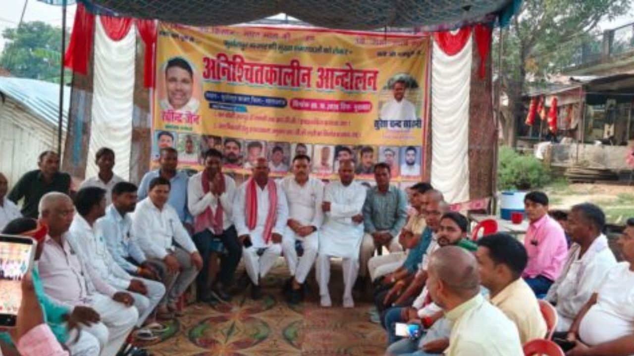 महराजगंज में फुर्सतपुर बाजार के ग्रामीणों का फूटा गुस्सा, सड़क और जलभराव की मांग को लेकर चौथे दिन भी धरना जारी
