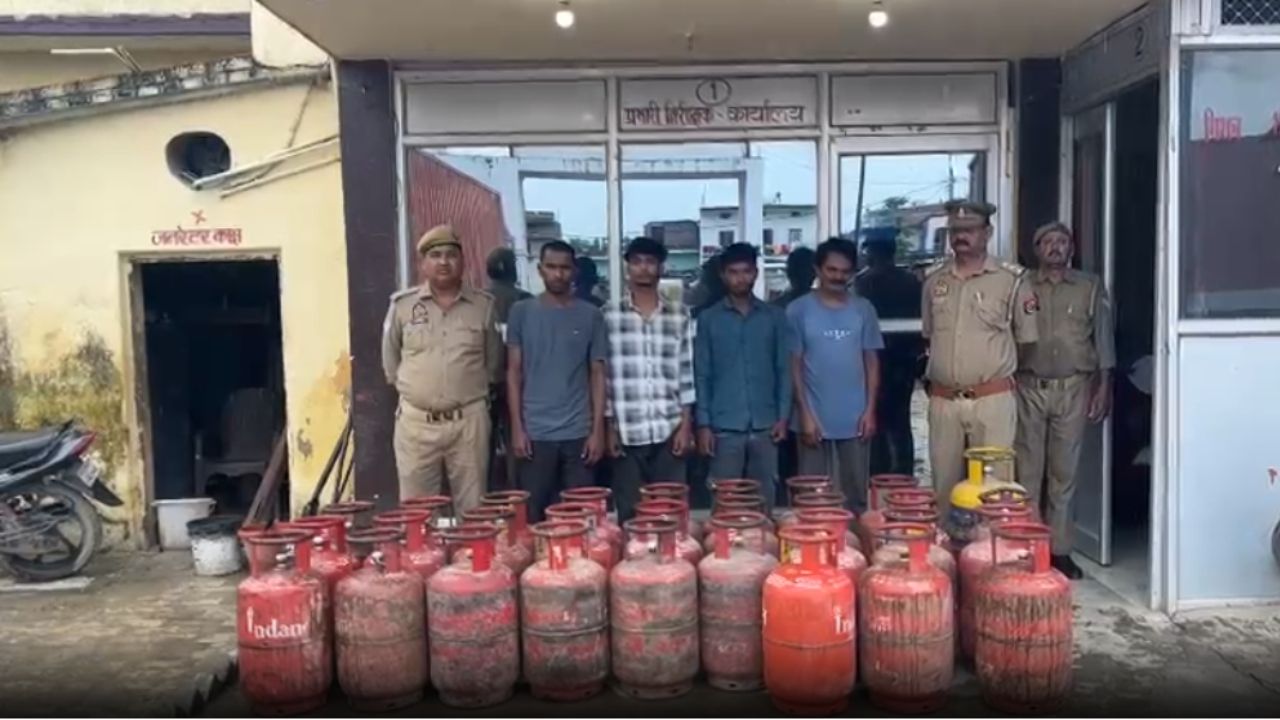 मानसनगर इंडेन गैस गोदाम में आधी रात को बड़ा डाका! चंदौली में 30 गैस सिलेंडरों के साथ 4 शातिर चोर गिरफ्तार