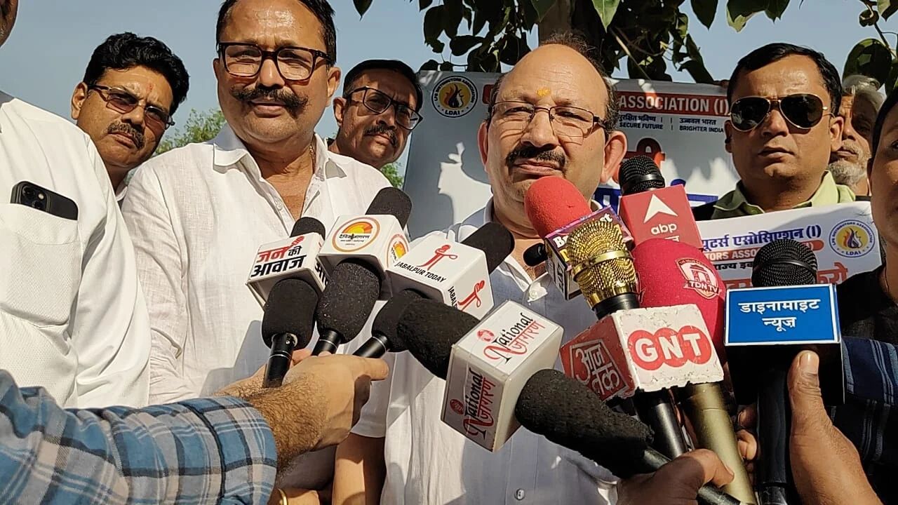 LPG distributors protest: कमीशन बढ़ाने और PNG नीति के विरोध में मैदान में उतरे LPG वितरक, रखीं 3 प्रमुख मांगें