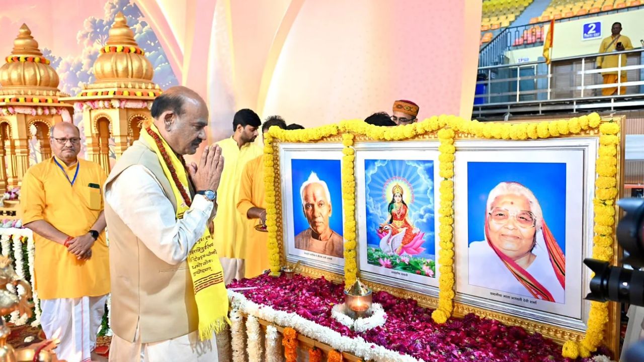 आचार्य श्रीराम शर्मा और माता भगवती देवी की तस्वीरों पर पुष्प अर्पित करते हुए ओम बिरला
