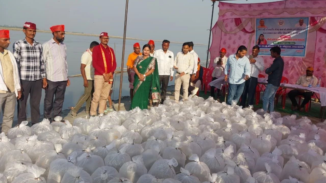 गंगा की जैव विविधता को नई संजीवनी, कासगंज के कादरगंज घाट पर छोड़े गए एक लाख मत्स्य बीज