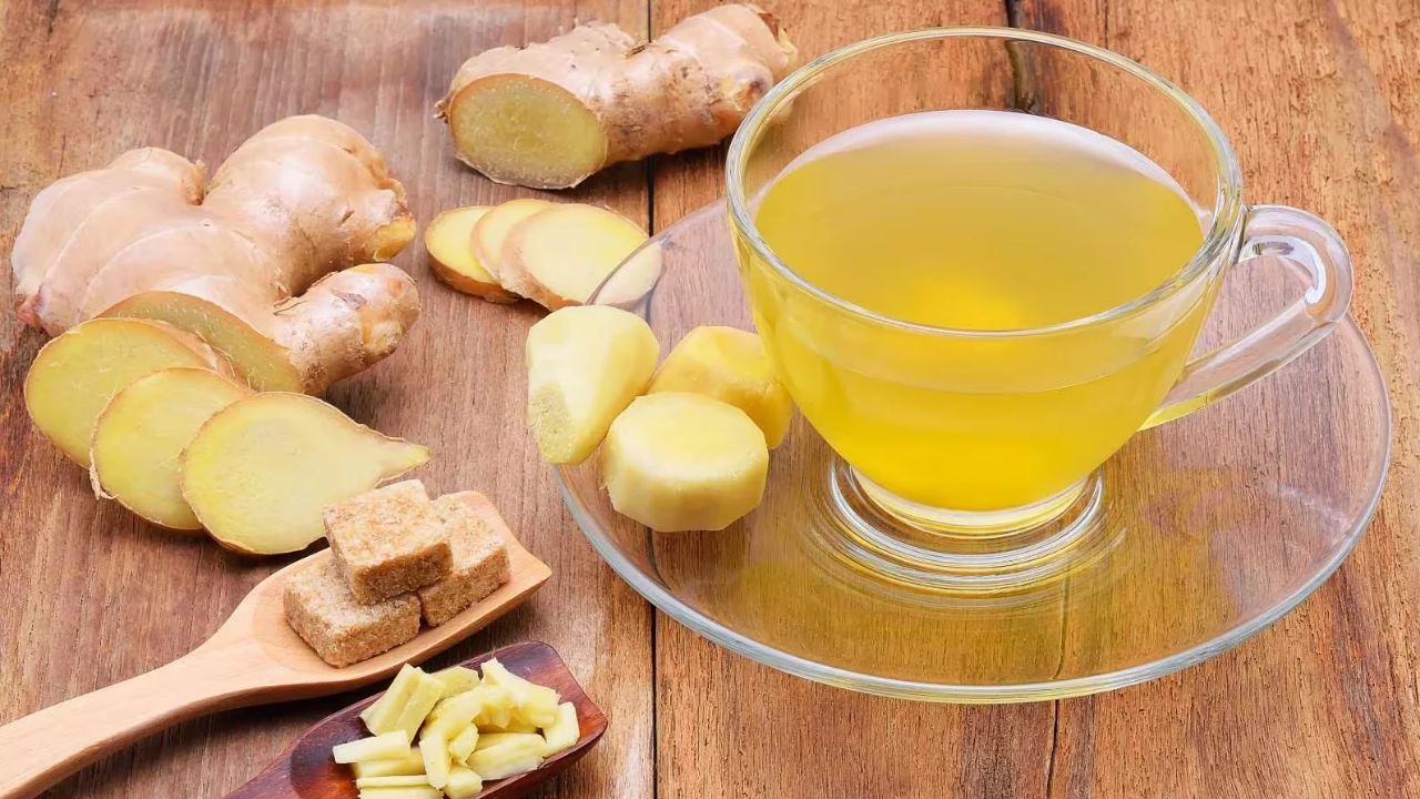 सर्दी-जुकाम से लेकर पाचन तक, अदरक का रस कितना फायदेमंद? जानिए पीने का सही तरीका