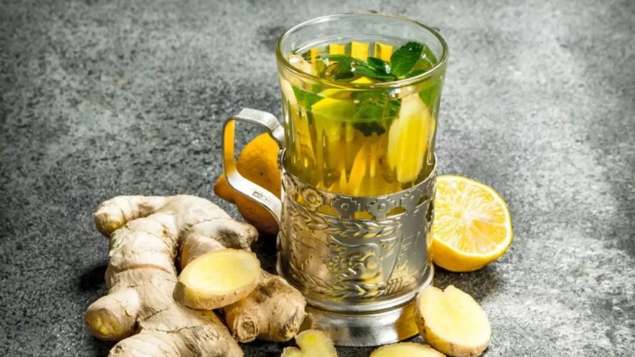 मासिक धर्म के दौरान होने वाली ऐंठन में अदरक के संभावित असर को लेकर भी अध्ययन किए गए हैं। कुछ शोध बताते हैं कि अदरक दर्द की तीव्रता कम करने में मदद कर सकता है। इसके अलावा, कुछ स्थितियों में यह मतली से राहत देने में भी उपयोगी हो सकता है। हालांकि, तेज दर्द, असामान्य रक्तस्राव या बार-बार होने वाली परेशानी को सामान्य मानकर नजरअंदाज नहीं करना चाहिए। ऐसी स्थिति में डॉक्टर से सलाह लेना बेहतर है।