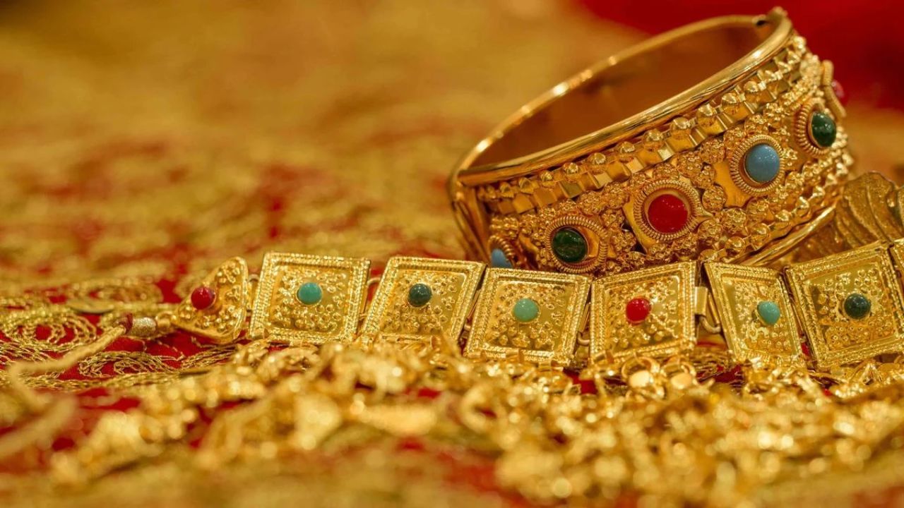 Gold Price Today: दशहरा पर सोने की गिरावट थमी, दिल्ली में 24 कैरेट गोल्ड 1,48,200 रुपये प्रति 10 ग्राम पहुंचा