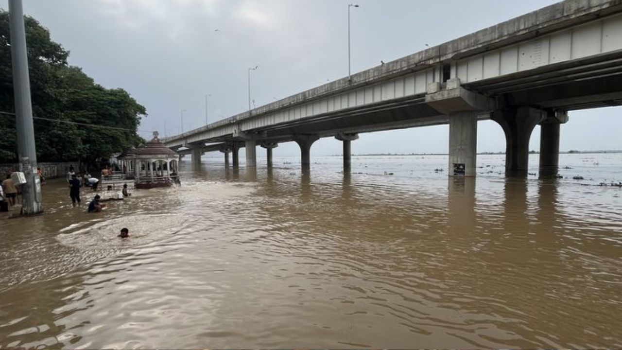 Lucknow Gomti River Flood: गुलाला घाट तक पहुंचा पानी, अंतिम यात्रा में भी बढ़ी मुश्किल