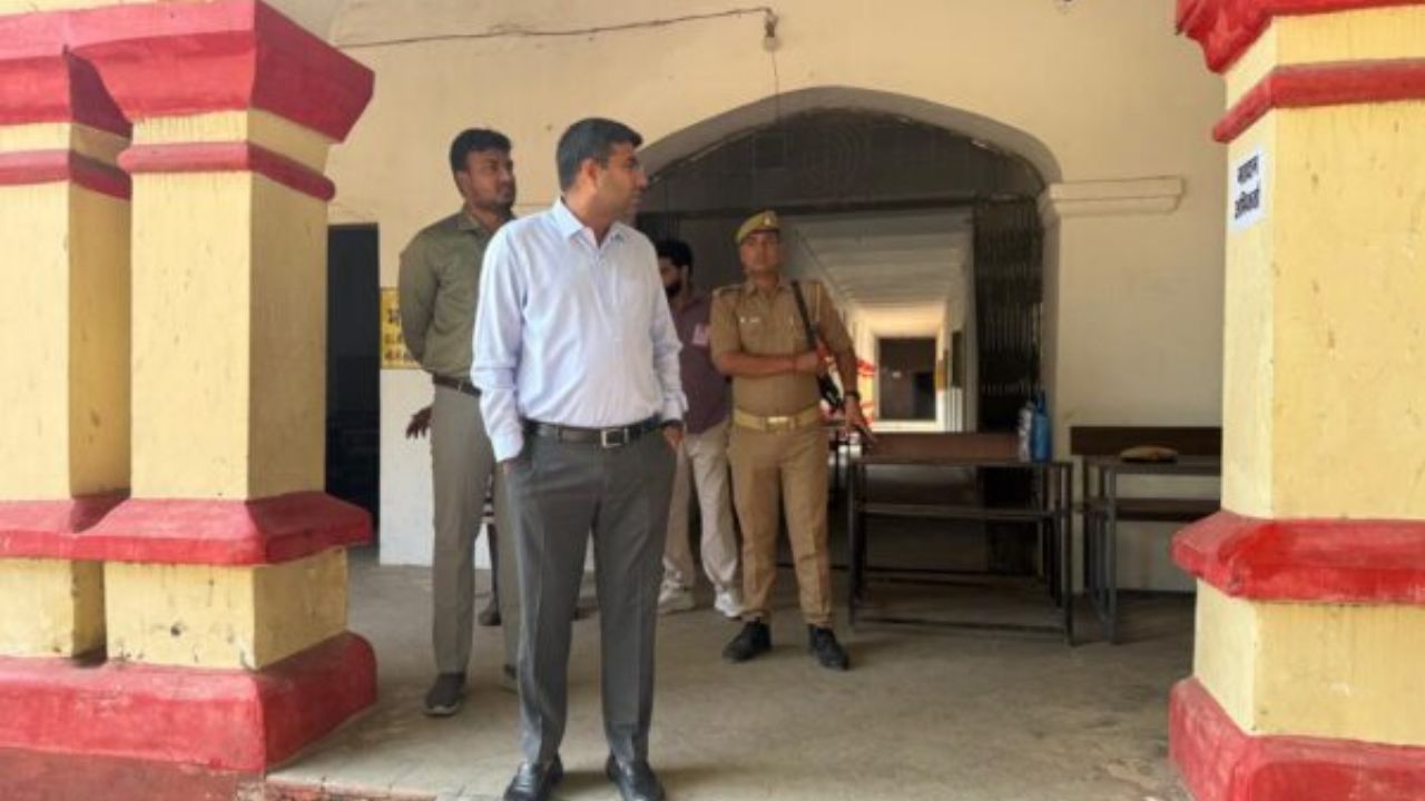 गोरखपुर में शिक्षक MLC चुनाव को लेकर हाई अलर्ट! मतदान केंद्र के अंदर मोबाइल ले जाने पर रोक, खुद व्यवस्था परखने पहुंचे DM