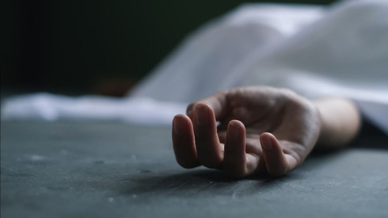 Gorakhpur News: पत्नी से दो साल से रह रहा था अलग, देर रात फोन पर हुई बात के बाद युवक की मौत से उठे सवाल