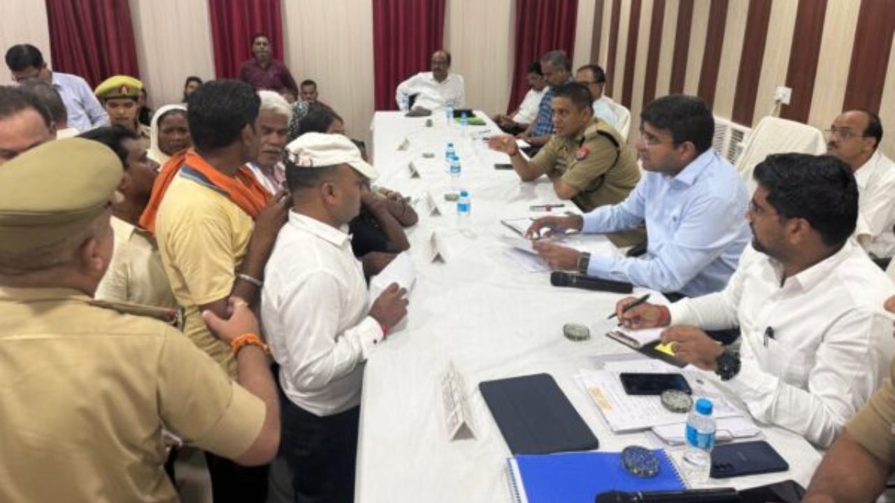 सरयू तट पर कूड़े का अंबार देख भड़का लोगों का गुस्सा, सड़क पर उतरे सैकड़ों लोग; नगर पंचायत पर लगे गंभीर आरोप
