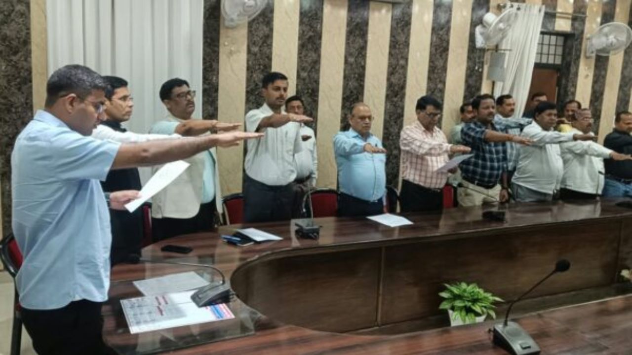 गोरखपुर में राष्ट्रीय एकता दिवस पर डीएम दीपक मीणा ने दिलाई शपथ, सरदार पटेल को पुष्प अर्पित कर किया नमन