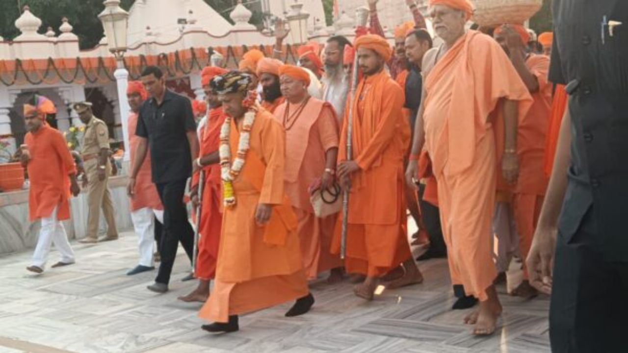 बुलेटप्रूफ रथ पर सवार होकर निकले CM योगी, गोरखपुर में चप्पे-चप्पे पर पुलिस तैनात