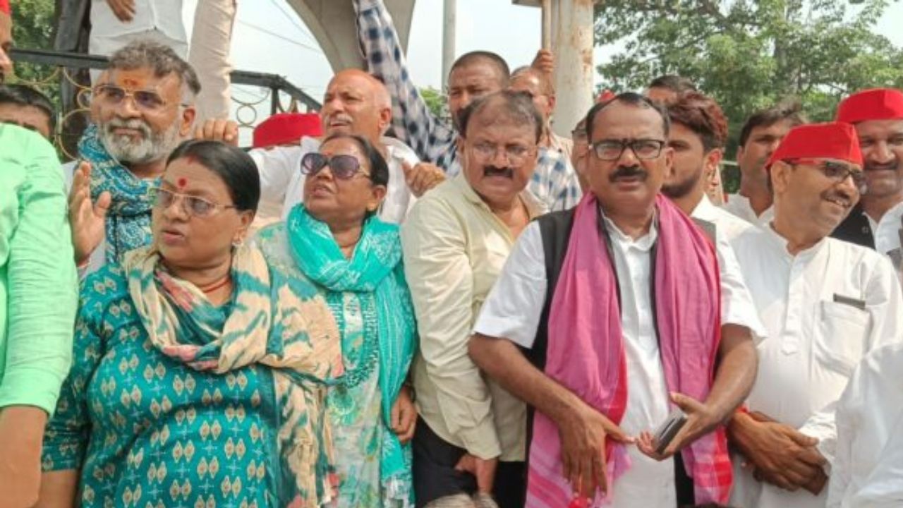 CEC के खिलाफ गोरखपुर में सपा का हल्लाबोल, अंबेडकर चौक पर फूंका चुनाव आयुक्त का पुतला; पुलिस ने हिरासत में लिया