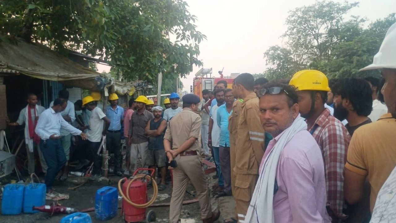 Deoria News: एचपीसीएल डिपो के बाहर पाइपलाइन मरम्मत के दौरान लगी आग, मचा हड़कंप