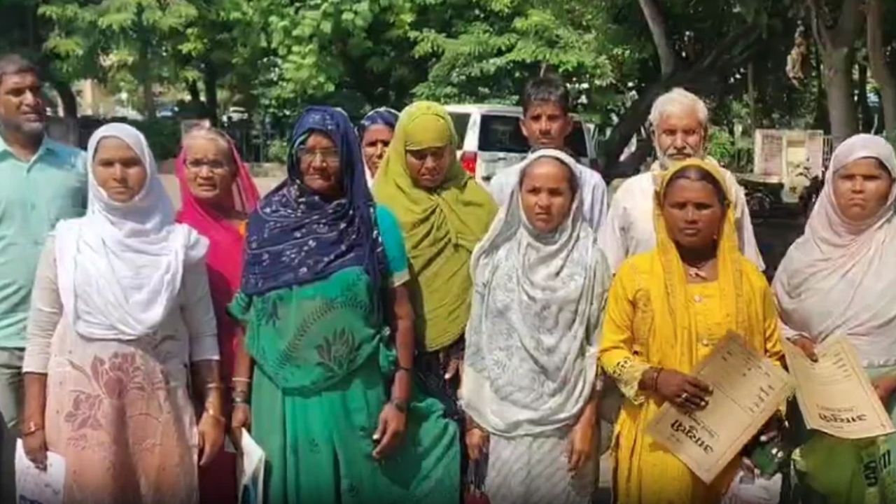 हमीरपुर: पीएम आवास योजना में धांधली: अपात्रों के चयन और रिश्वतखोरी के खिलाफ डीएम से न्याय की मांग